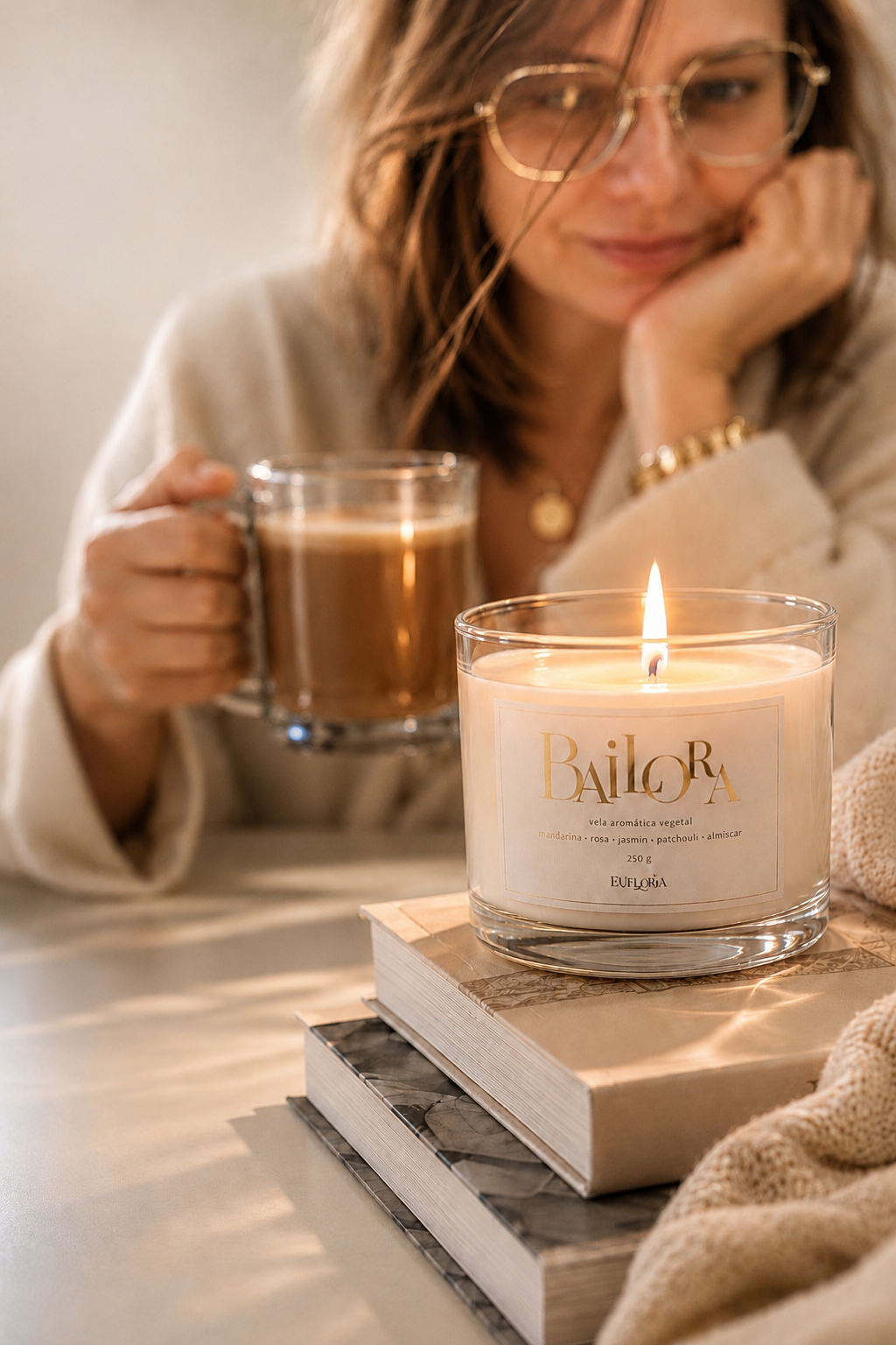 Bailora é uma vela aromática vegetal de 250 g com mandarina, rosa, jasmim, patchouli e almíscar. Um perfume floral sofisticado para transformar o ambiente com presença e elegância.