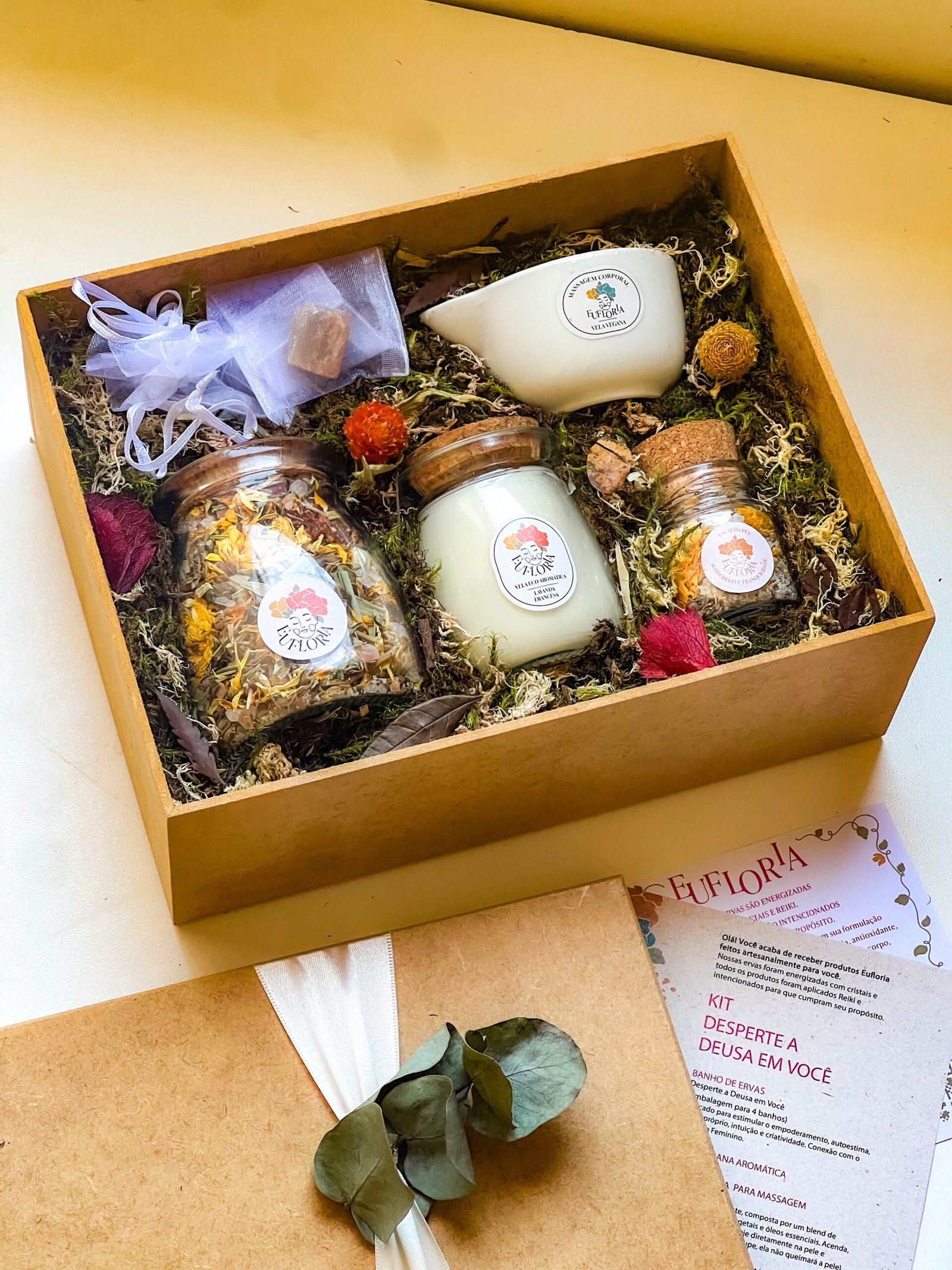 Kit de presente personalizado Desperte a Deusa em Você em caixa afetiva com banho de ervas, vela aromática, escalda-pés, vela de massagem e pedra da lua
