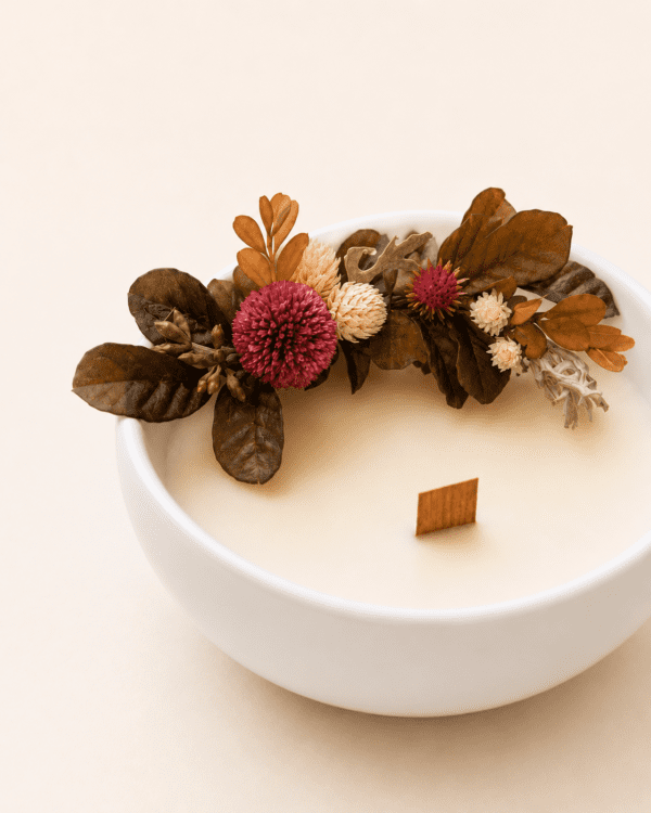 vela aromática decorativa Jardins de Monet com chá branco, pavio de madeira natural e flores naturais desidratadas