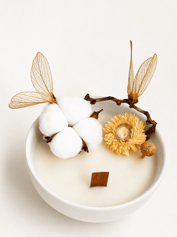 vela aromática decorativa Jardins de Monet com aroma de chá branco em porcelana e flores naturais desidratadas