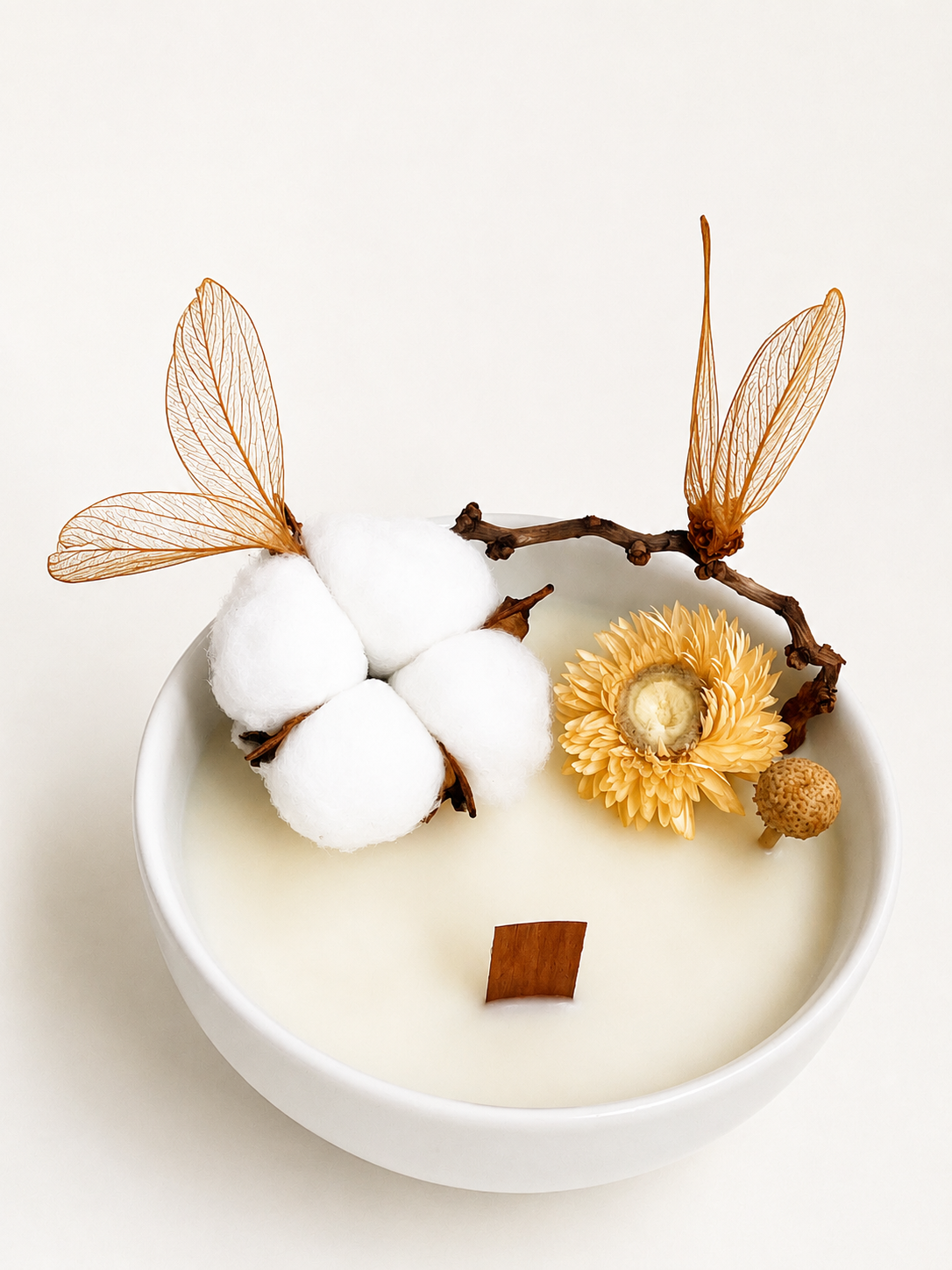 vela aromática decorativa Jardins de Monet com aroma de chá branco em porcelana e flores naturais desidratadas