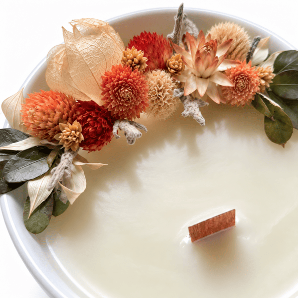 vela aromática decorativa em porcelana Vela Jardins de Monet 61 Chá Branco com flores naturais desidratadas